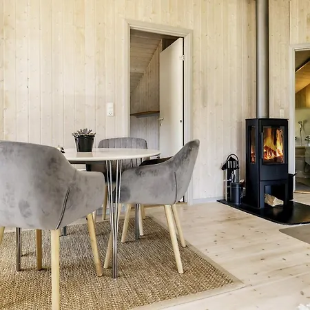 4 Star In Praesto-by Traum