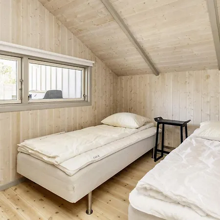 4 Star In Praesto-by Traum *