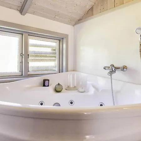 4 Star In Praesto-by Traum