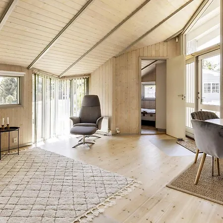 4 Star In Praesto-by Traum